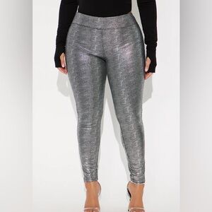 Exclusive Access Metallic Silver Leggings NEW 🏷️